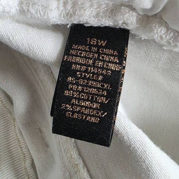 Dollhouse Plus 18W White Distressed Denim Shorts - Picture 9 of 11